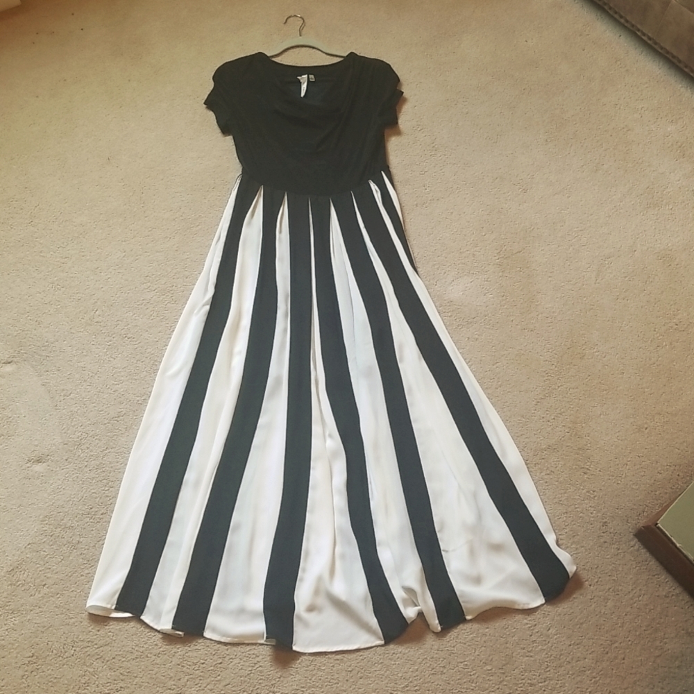Black and White Dress for sale fits size 8 to 10